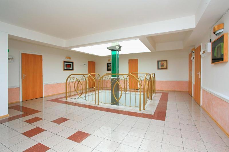 Hotel Central Кремница Екстериор снимка