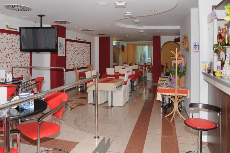 Hotel Central Кремница Екстериор снимка