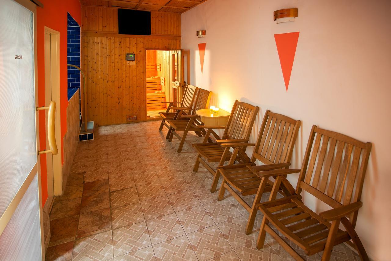 Hotel Central Кремница Екстериор снимка