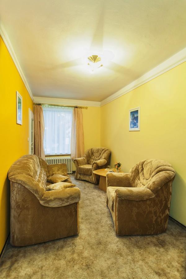 Hotel Central Кремница Екстериор снимка