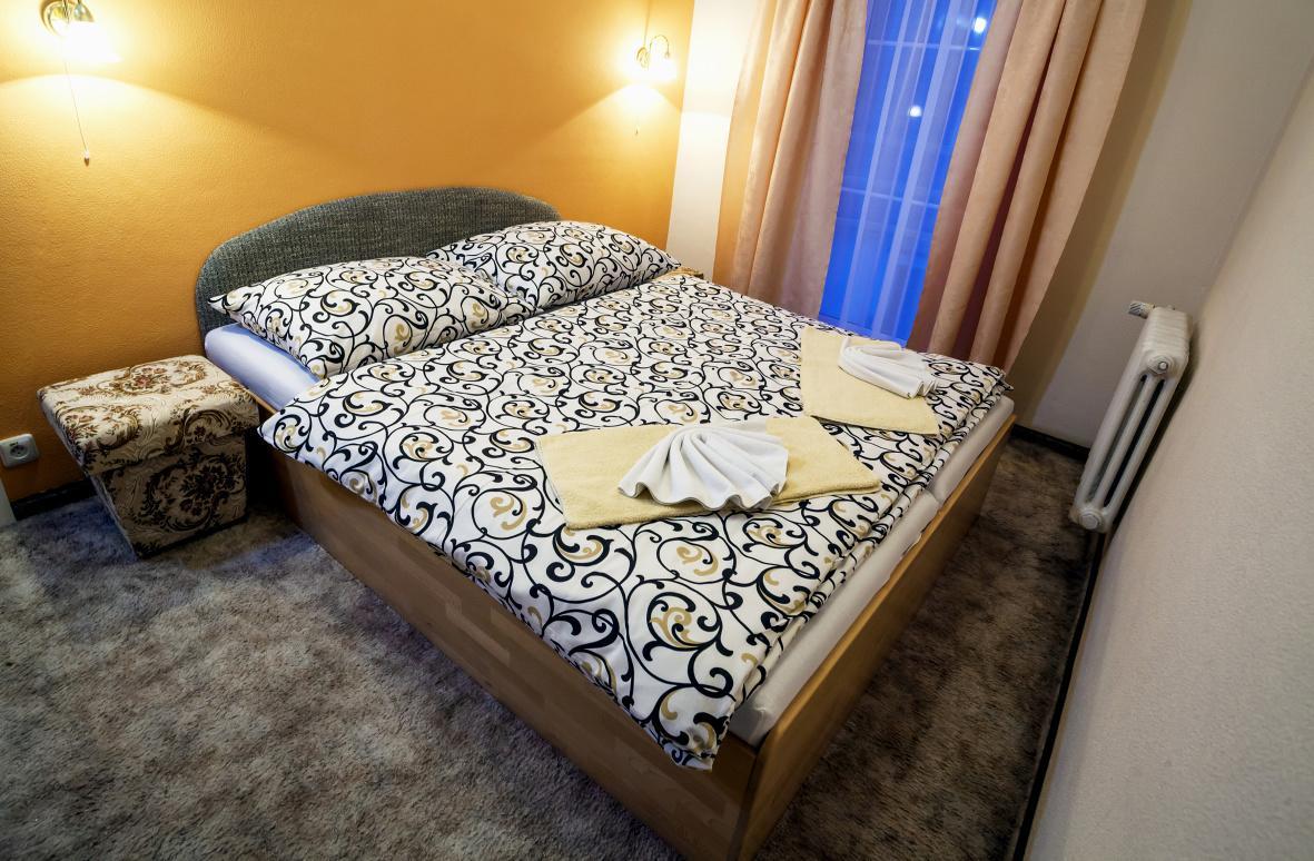 Hotel Central Кремница Екстериор снимка