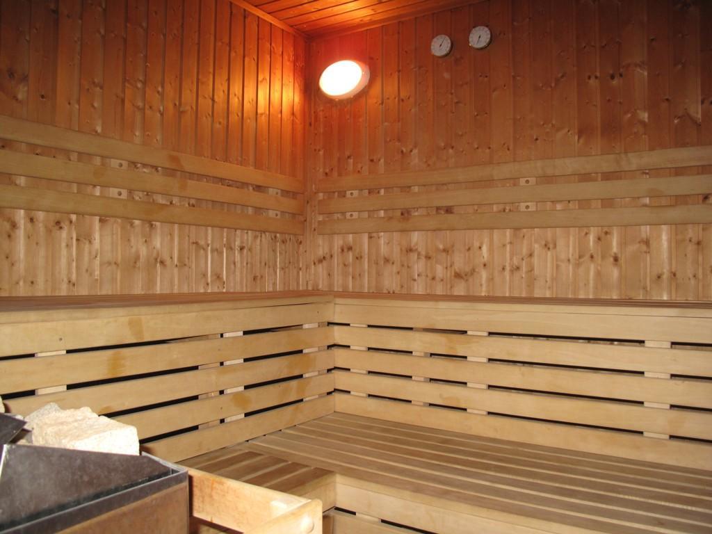 Hotel Central Кремница Екстериор снимка