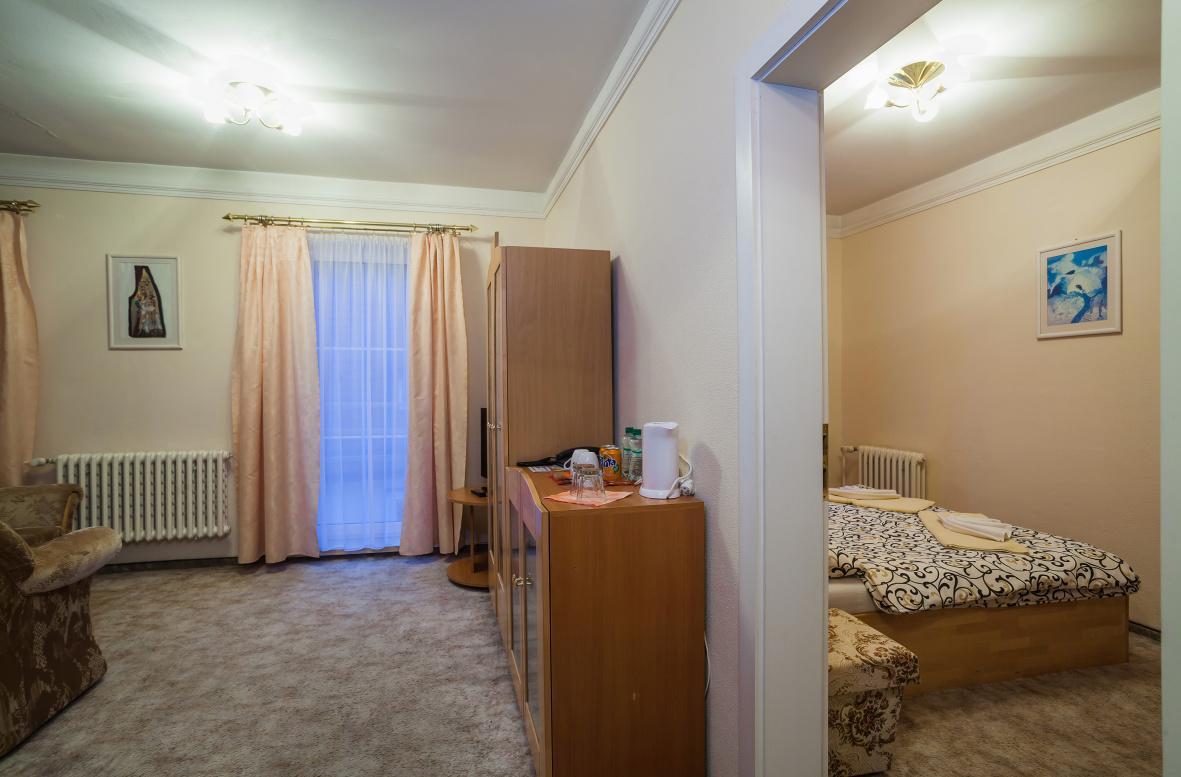 Hotel Central Кремница Екстериор снимка