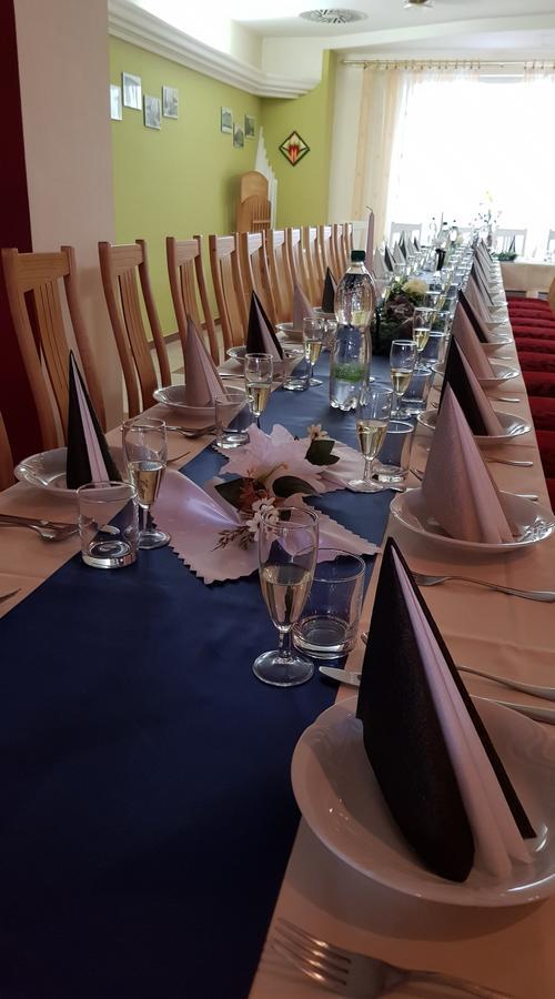 Hotel Central Кремница Екстериор снимка